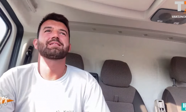 “Mos u mërzitni, djalin e keni shumë mirë”,mërgimtari emocionon me dedikimin për prindërit e tij