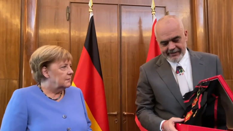 Kryeministri Rama e nderon kancelaren Merkel me medaljen e Skenderbeut