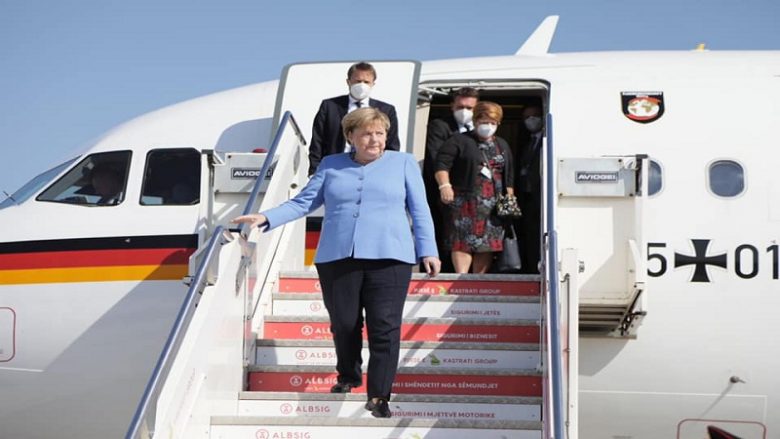 Angela Merkel arrin në Tiranë, takon Ramën dhe Kurtin