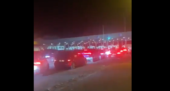 Kolona të gjata në kufirin Shqipëri-Kosovë, shoferët nuk durojnë – i bien sirenave