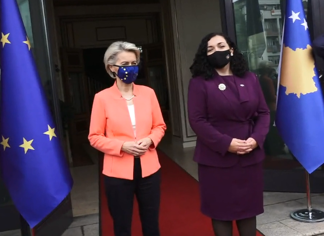 Ursula von der Leyen arrin në Prishtinë, pritet nga presidentja Osmani