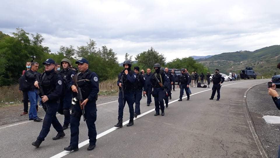 Protestuesit serb në veri fyejnë Policinë e Kosovës derisa ata bëjnë ndërrimin