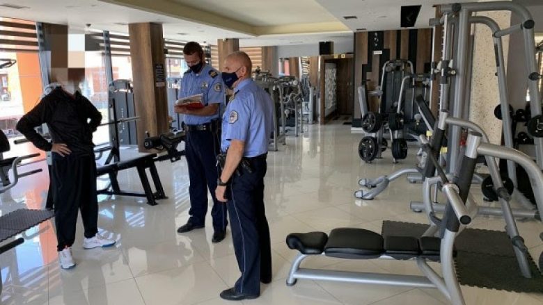 Policia në Mitrovicë kontrollon zbatimin e masave në fitnese