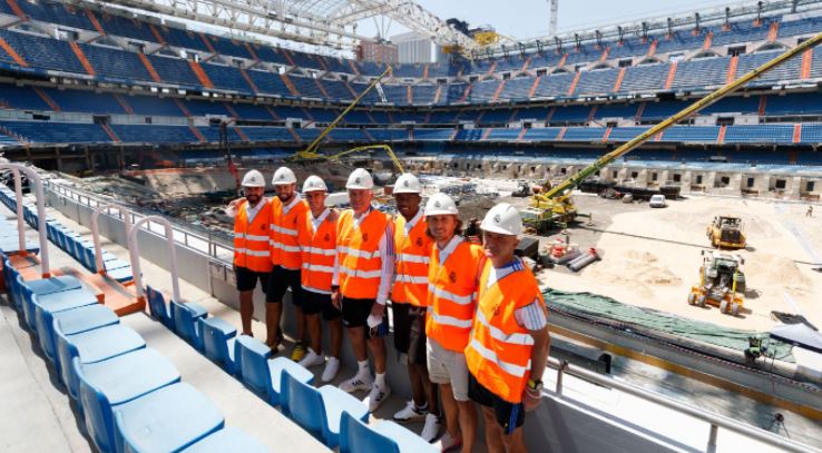 Real Madrid i fton për të shikuar ndeshjen punëtorët që kontribuuan në renovimin e stadiumit