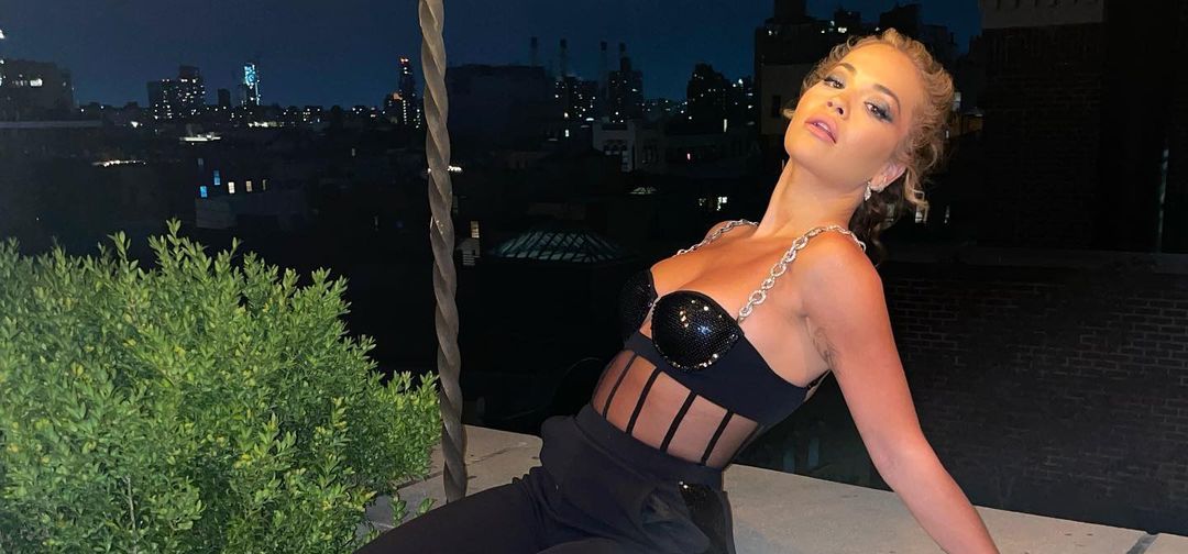 Rita Ora merr vëmendje me pozat në ballkon derisa ndodhet në New York