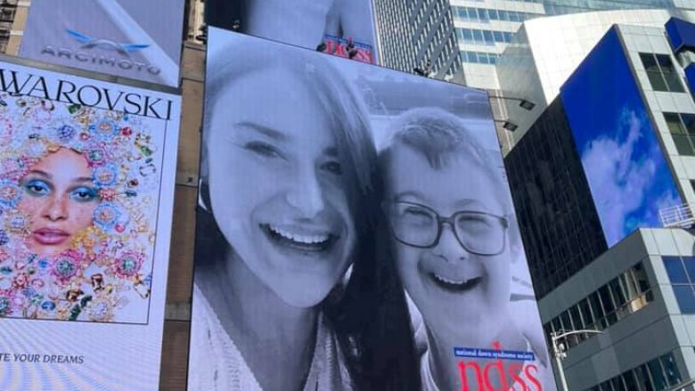 Fotografia e djaloshit kosovar shfaqet në ekranin e Times Square