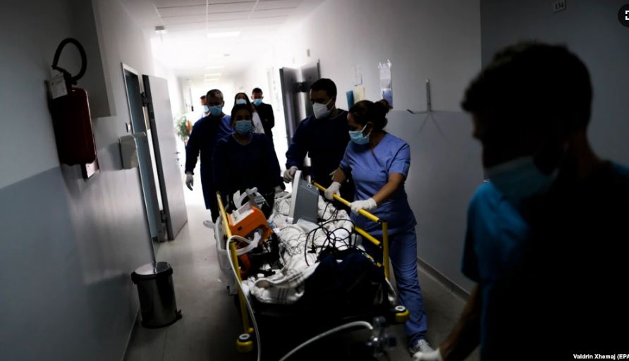 Rrëfimi i infermieres: E pamundur të kujdesesh për të gjithë pacientët me COVID-19