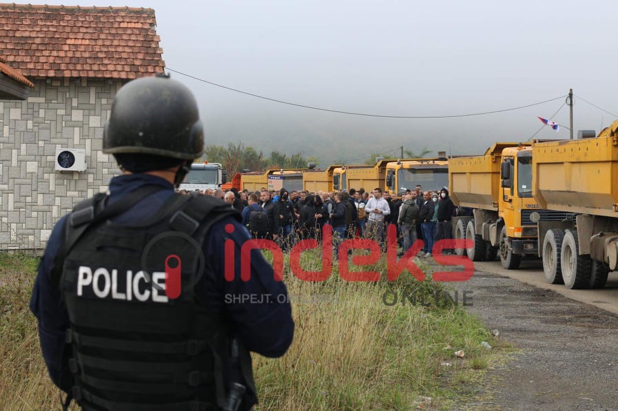 Jarinja e bllokuar, serbët vazhdojnë të qëndrojnë në mes të rrugës