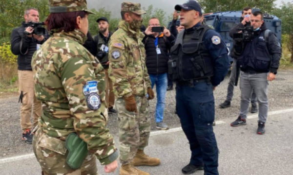 Momenti kur pjesëtari i Njësisë Speciale përshëndet ushtarin e KFOR-it (VIDEO)