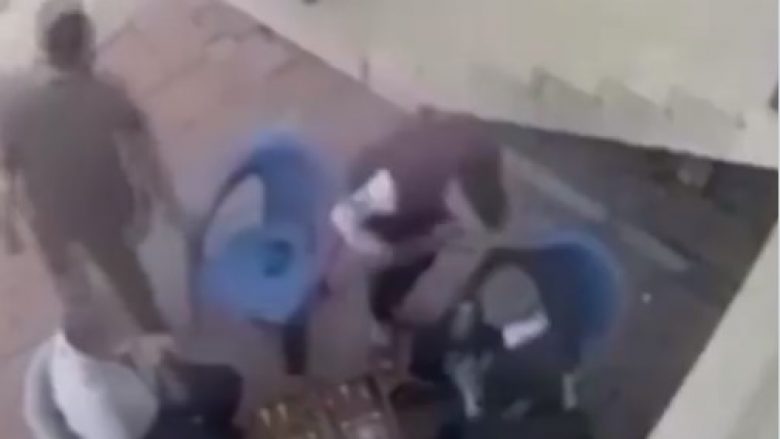 E tmerrshme: Momenti kur një person e godet me sëpatë një grua