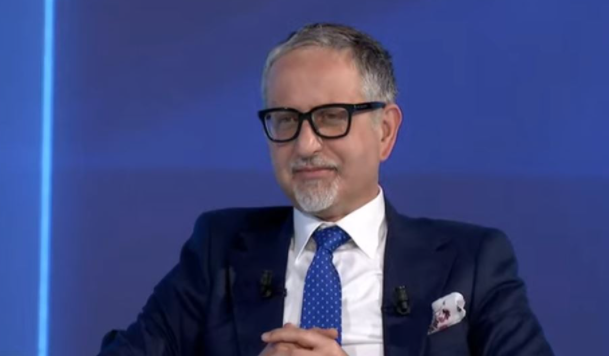 U përfol për prishje të raportit me gruan, Vitia ironizon: Kam dëgjuar se kisha 20 të dashura