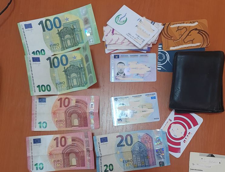 Prizrenasi gjen portofolin me 245 euro, e dorëzon në polici