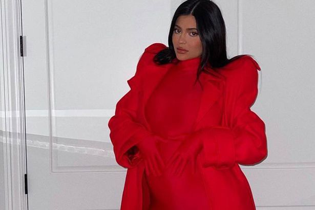 Kylie Jenner publikon fotografitë e reja të shtatzanisë, pozon e veshur në të kuqe