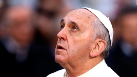 Papa Françesku shprehet i pikëlluar për skandalin me kishën franceze