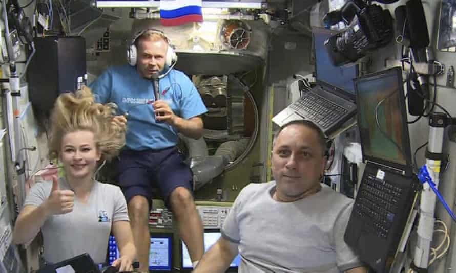 Ekuipazhi rus kthehet në Tokë pasi xhiroi filmin e parë në hapësirë