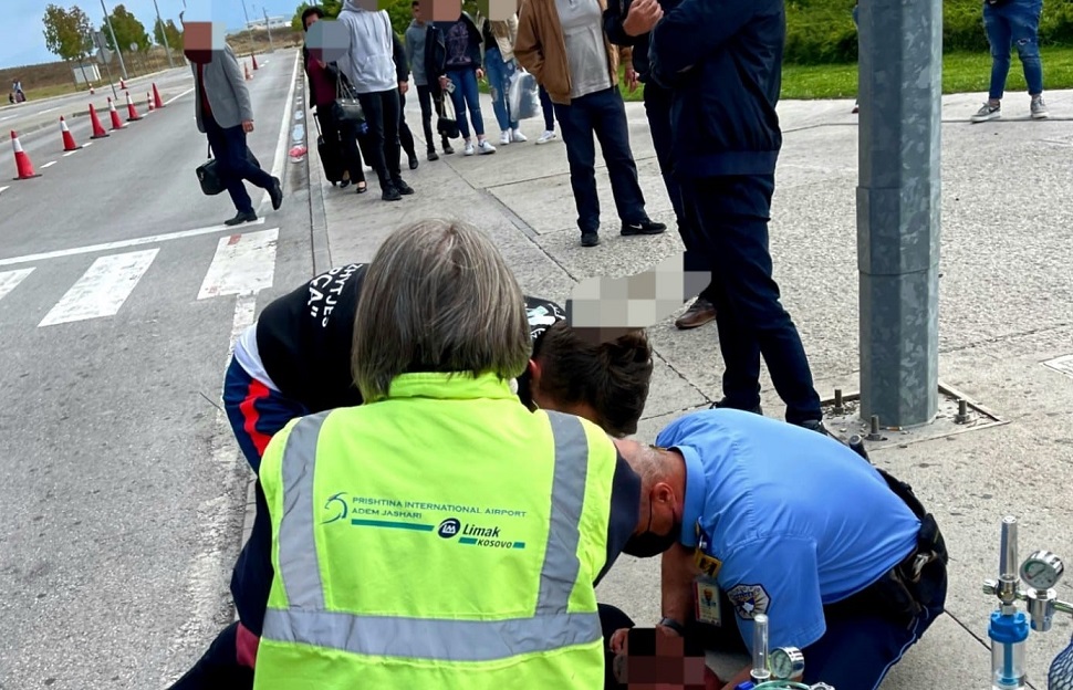 Qytetarit i bie të fikët në aeroport, disa persona reagojnë shpejt dhe e shpëtojnë