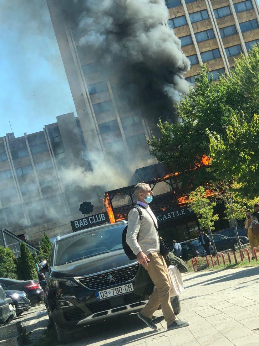 Policia flet pas zjarrit në Prishtinë