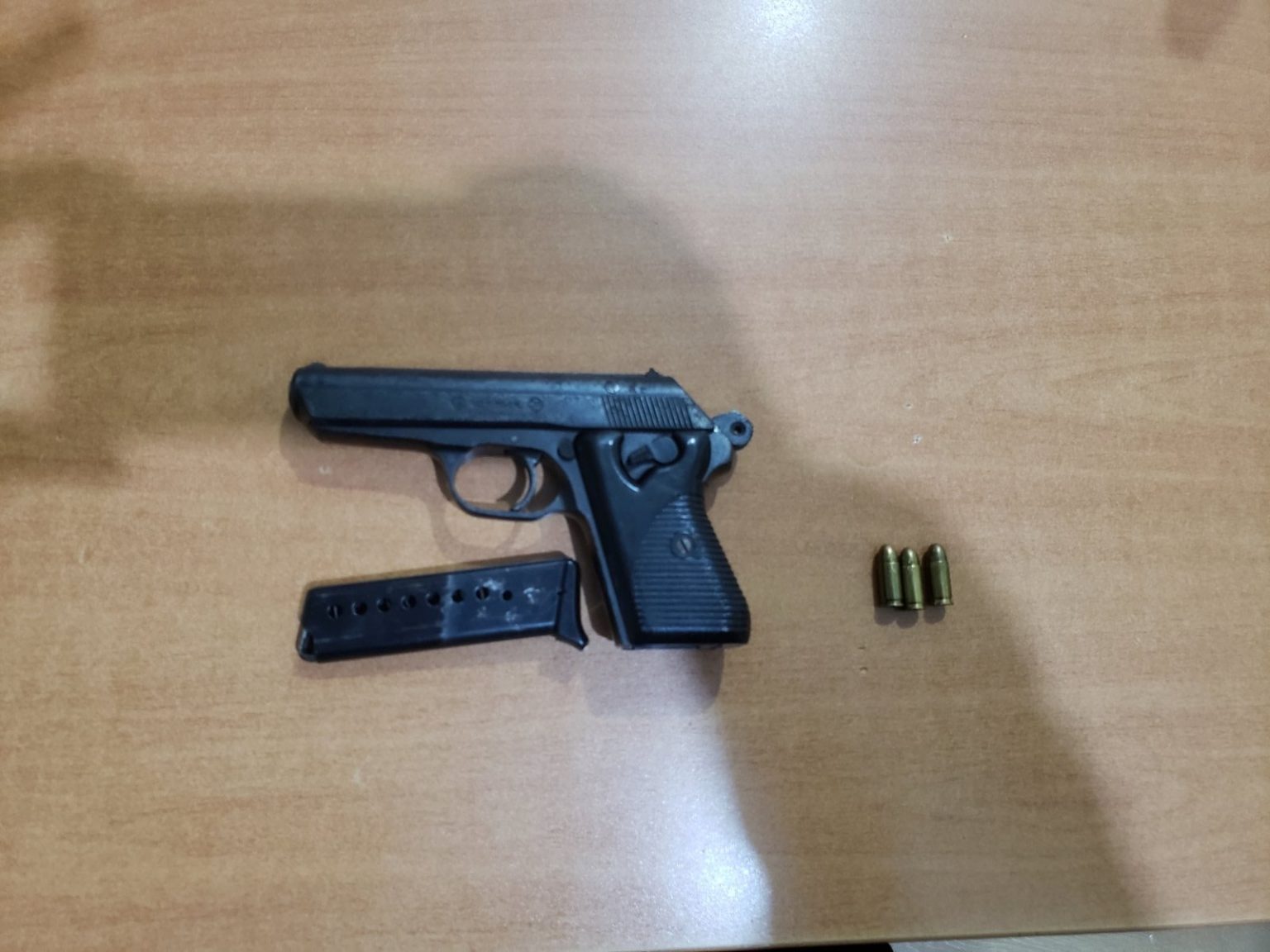 Ferizaj: Kundërshtoi dhe kanosi policin, pas arrestimit i gjendet pistoletë me tre fishekë
