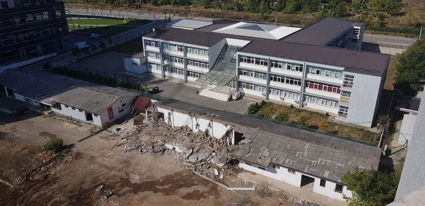 Ndërpritet mësimi në gjimnazin “Xhevdet Doda”, shkak rrënimi i një objekti