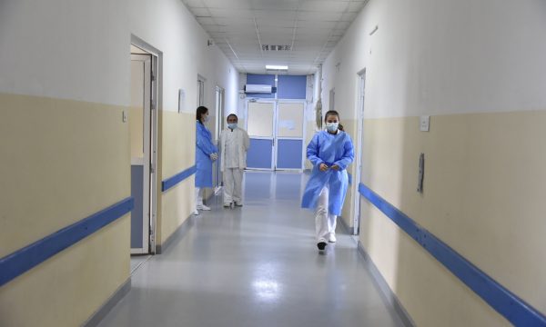 Në spitalet e vendit pacientët po presin që 1 vit për intervenime