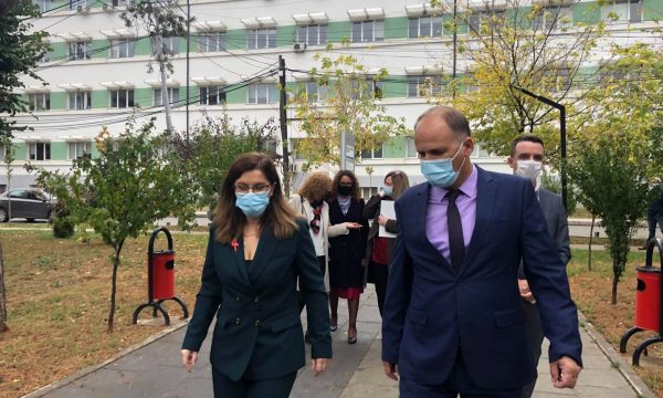 Gexha-Bunjaku viziton Onkologjinë, thotë se 400 gra mbi 50 vjeç kanë marrë trajtim në këtë klinikë