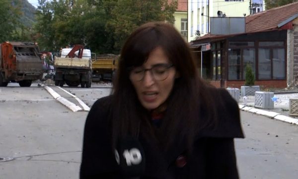 Momenti kur një mjet shpërthen në afërsi të gazetares që ishte në transmetim live në veri