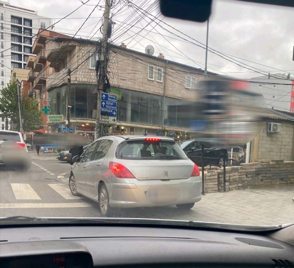 Dënohet qytetari që parkoi veturën në trotuar në Ferizaj