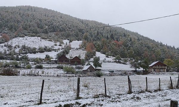 Fshati në Rugovë mbulohet nga bora