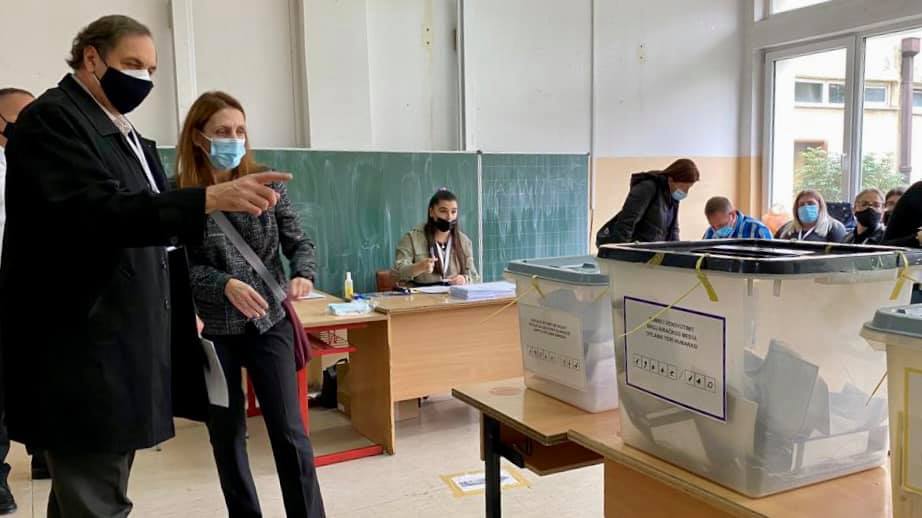 I ngarkuari me punë në Ambasadën e SHBA: Dilni dhe votoni- demokracia nuk është sport spektatorësh