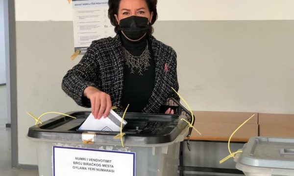 Voton edhe Atifete Jahjaga: Investoni në demokracinë dhe të ardhmen