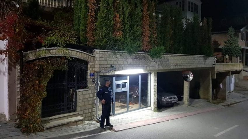 Largohen forcat e sigurisë që po qëndronin para shtëpisë së kryeministrit Kurti