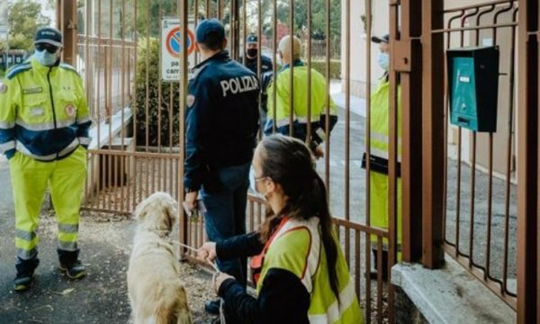 E rëndë, nëna vret dy vajzat 11 dhe 3 vjeçe në Itali, largohet nga vendi i ngjarjes