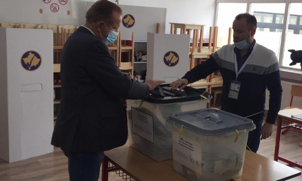 Voton Behgjet Pacolli, u kërkon qytetarëve që të mos qëndrojnë duarkryq e të dalin të votojnë