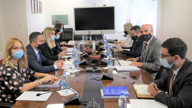 Ligji për përgjegjësinë disiplinore të gjyqtarëve dhe prokurorëve, kryesuesi i KPK-së takohet me deputetët