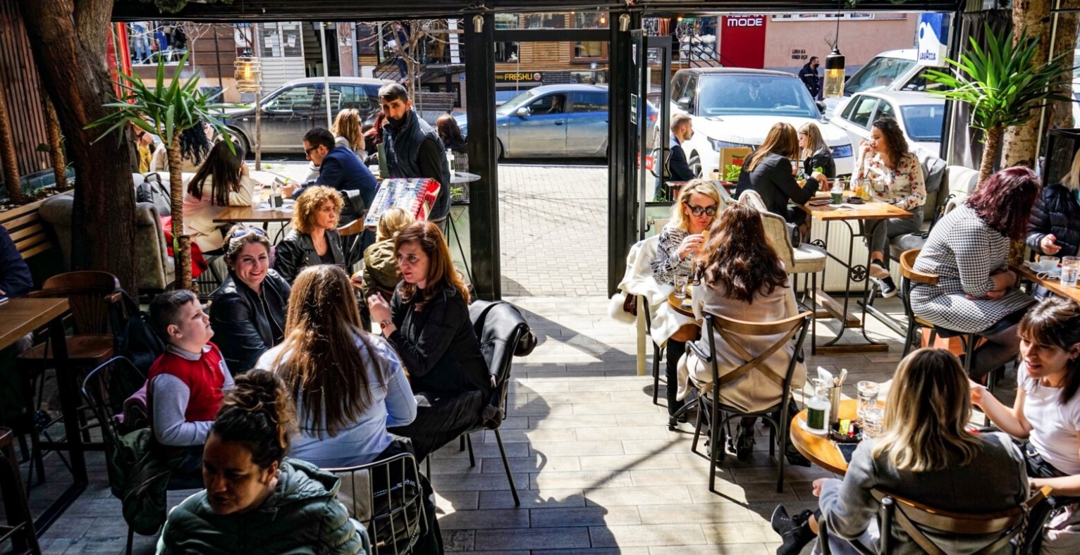 Gastronomët kërkojnë lehtësimin e masave anti-COVID