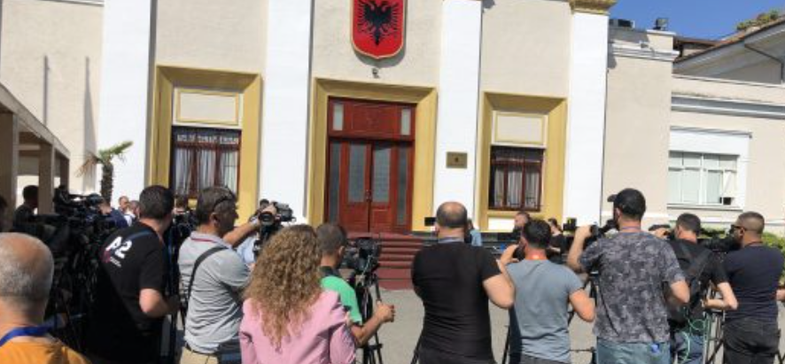 Pas më shumë se 1 viti, Kuvendi i Shqipërisë hap sërish dyert për gazetarët