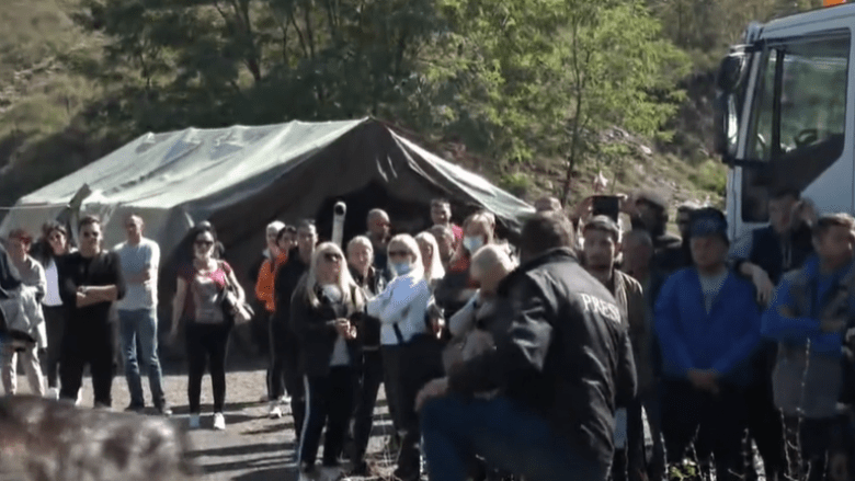 Njësitë Speciale largohen nga Bërnjaku, protestuesit përsëri brohorasin “Serbia, Serbia” (VIDEO)
