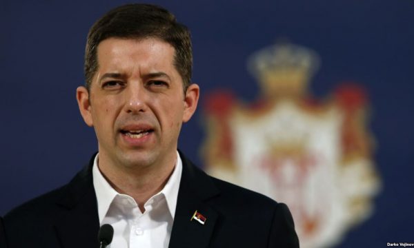 Eskalon Gjuriq pasi shefi i stafit të presidentes Osmani ia përmend rastet e korrupsionit në Serbi