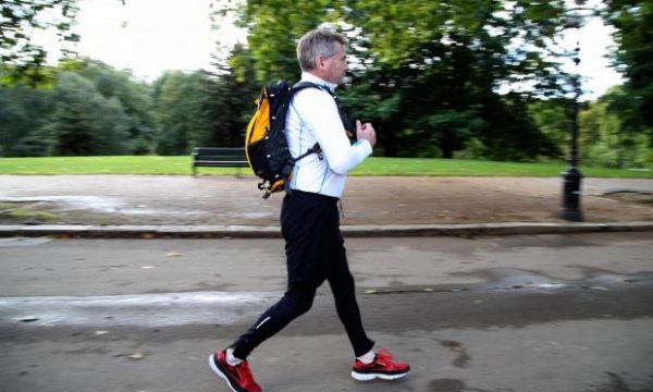 Ish-ushtari i Britanisë në Kosovë kërkon të bëjë historinë, do të vrapojë mbrapsht 5 maratona për 5 ditë