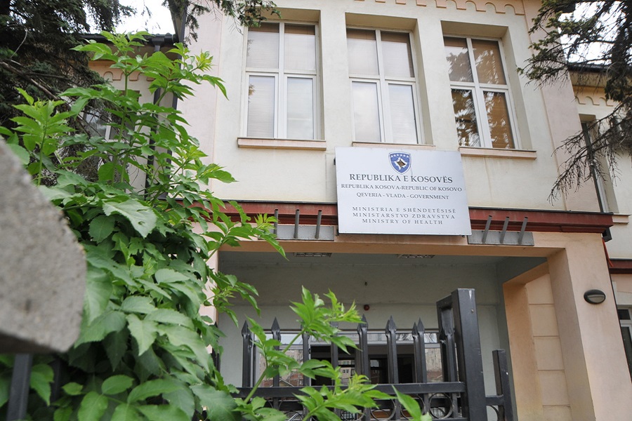 MSH: Për aq kohë sa regjistrohen raste të reja të COVID-19, ndryshimi nuk do të vijë