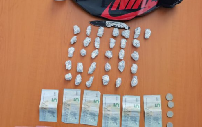 Policia arreston 21-vjeçarin në Pejë, ia gjejnë 31 qese me marihuanë në çantë