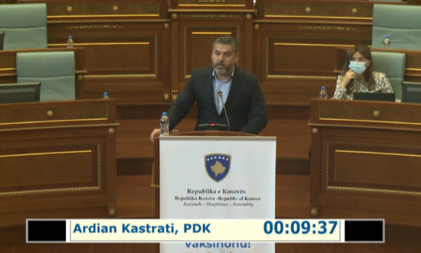 Ardian Kastrati thumbon deputetët e Vetëvendosjes: Mu keni zverdh prej të dielës