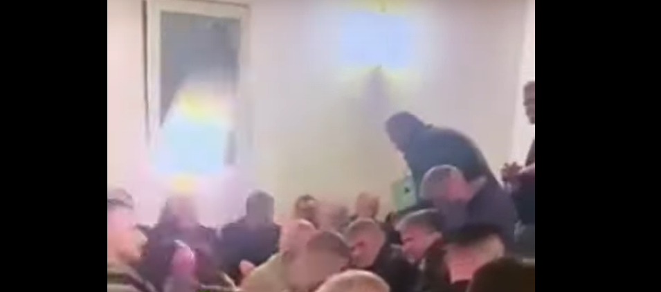 Policia shoqëron dy persona në stacion për gjuajtjen me armë në tubimin e VV-së