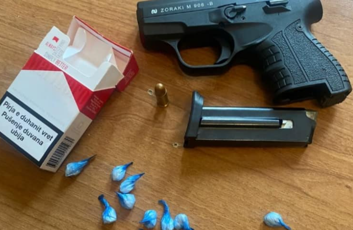 Policia ndalon automjetin pa targa në Deçan, gjen kokainë dhe armë