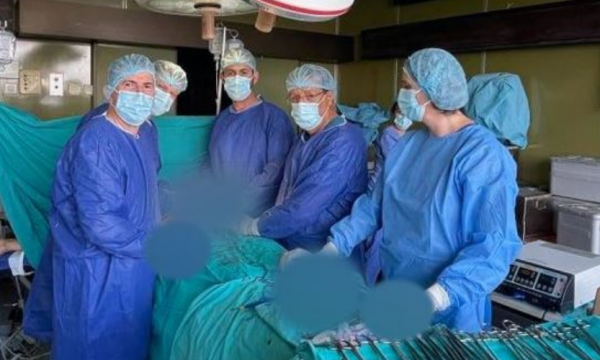 Mjekët në QKUK operojnë me sukses 26-vjeçarin me tumor ngjitur për aortën abdominale