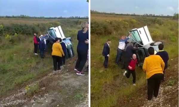 Aksident në Levan-Tepelenë, mjeti me 3 familjarë del nga rruga dhe përmbyset në kanal