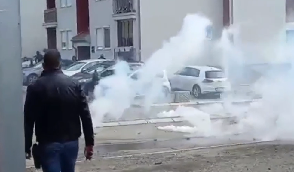 Protestuesit serbë brohorasin “Serbia, Serbia”, gjuajnë me gurë automjetet e policisë