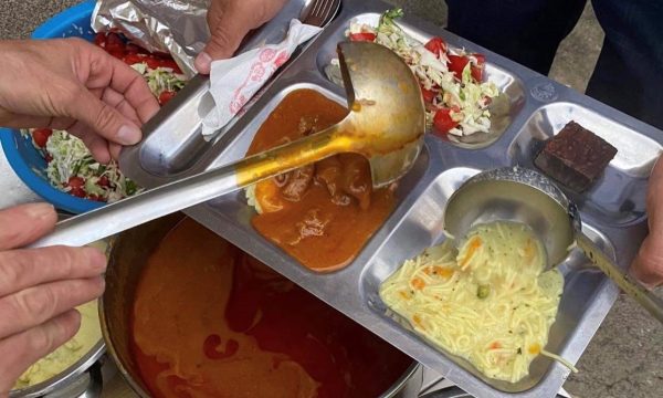 Një gruaja vdiq ditë më parë nga helmimi me bakterien që u gjet në ushqimin e restorantin, çka është Escherichia Coli?