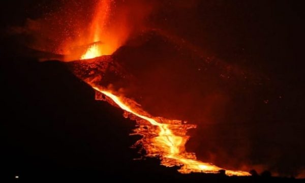 Të paktën katër ndërtesa në La Palma u shkatërruan nga vullkani