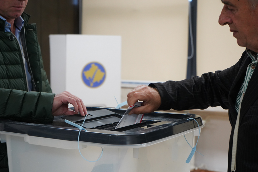 Kush voton më shumë në Kosovë: Meshkujt apo femrat?